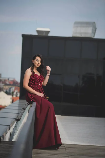 Uma Atraente Mulher Caucasiana Vestindo Elegante Vestido Borgonha Fundo Edifício — Fotografia de Stock