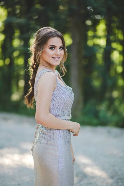 Uma Mulher Branca Bonita Com Vestido Noite Prata Posando Parque — Fotografia de Stock