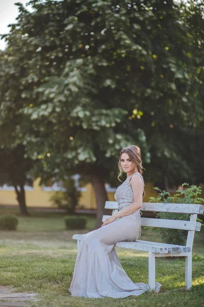 Gümüş Bir Gece Elbisesi Ağır Makyajı Olan Beyaz Bir Kadın — Stok fotoğraf