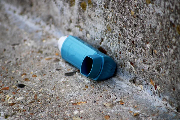 Een Close Shot Van Een Geworpen Inhalator Straat — Stockfoto