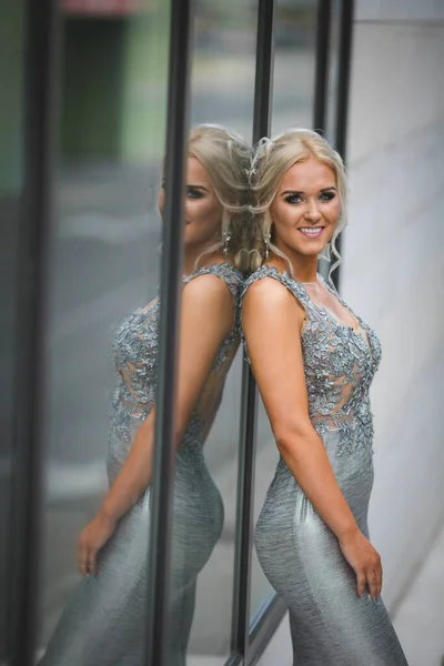 Досить Блондинка Кавказька Жінка Срібним Вечірнім Одягом Спирається Вікна Будинку — стокове фото