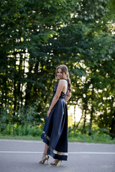 Una Mujer Caucásica Sexy Con Vestido Azul Oscuro Maquillaje Pesado — Foto de Stock