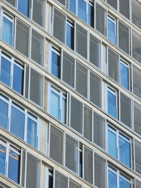 Függőleges Háttér Lakóépület Ablakok Redőnyökkel — Stock Fotó