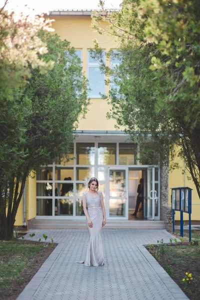 Beyaz Elbiseli Güzel Bir Beyaz Kadın Bir Otel Binasının Önünde — Stok fotoğraf