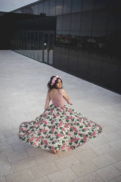 Μια Ελκυστική Καυκάσια Γυναίκα Γυρίζει Ένα Μακρύ Floral Φόρεμα Στο — Φωτογραφία Αρχείου