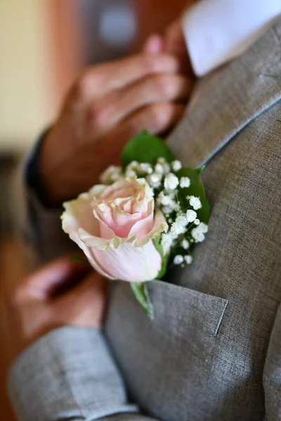 Närbild Bild Bild Boutonniere Brudgum Knapphålet Den Grå Kavaj — Stockfoto