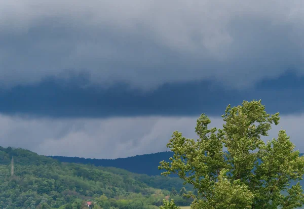 Cenário Colinas Sob Nuvens Tempestuosas — Fotografia de Stock