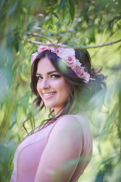 Portrait Attractive Caucasian Female Wearing Floral Headband Seen Tree Leaves — Stock Photo, Image