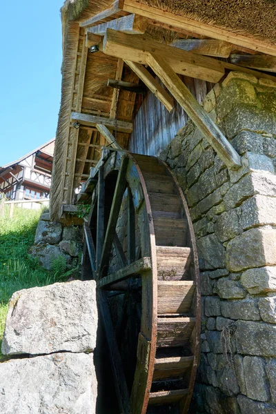 Ein Ländliches Steingebäude Mit Einem Rad Auf Dem Hintergrund Frischer — Stockfoto