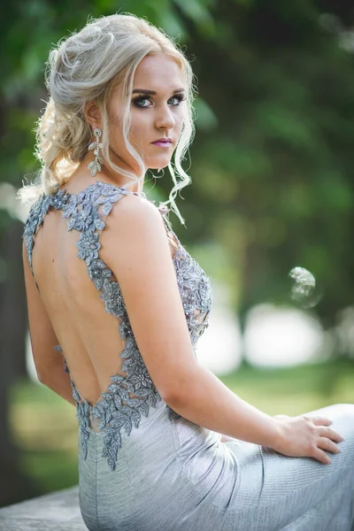 Attractive Blonde Caucasian Female Wearing Elegant Long Silver Dress Posing — ストック写真