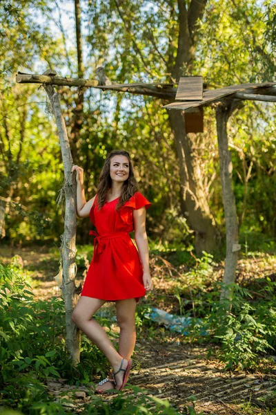 Parkta Mutlu Poz Veren Kırmızı Elbiseli Güzel Beyaz Bir Kadın — Stok fotoğraf