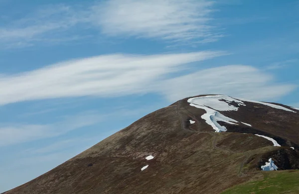 Крупный План Горного Пика Снегом Вершине — стоковое фото