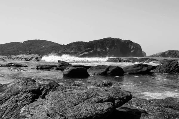 Grayscale Beautiful View Wavy Sea Hitting Rocks Coast — Stock Photo, Image