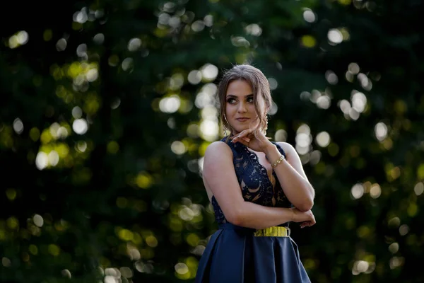 Uma Mulher Branca Atraente Vestindo Elegante Vestido Azul Escuro Posando — Fotografia de Stock