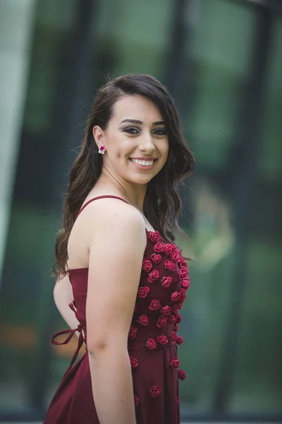 Uma Atraente Mulher Caucasiana Vestindo Elegante Vestido Borgonha Fundo Edifício — Fotografia de Stock