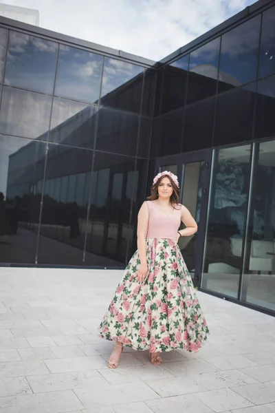 Uma Mulher Caucasiana Atraente Vestindo Vestido Floral Longo Elegante Fundo — Fotografia de Stock
