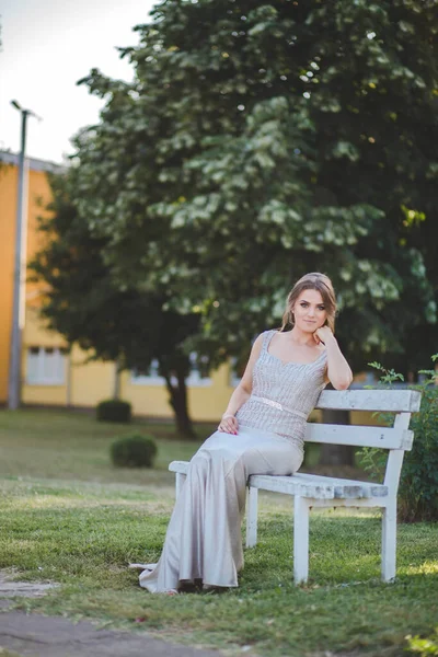 Eine Hübsche Kaukasische Frau Mit Silbernem Abendkleid Und Schwerem Make — Stockfoto