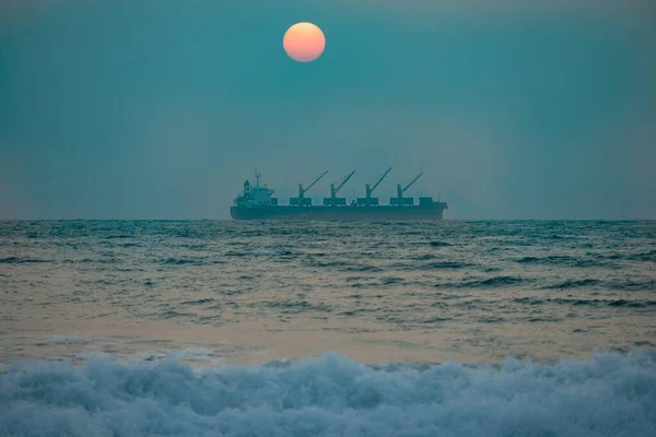 Ein Malerischer Blick Auf Ein Schiff Das Auf Rauer See — Stockfoto