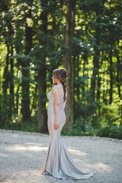 Красивая Белая Женщина Серебряном Вечернем Платье Позирующая Парке — стоковое фото