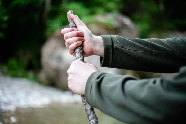 Ein Erwachsener Mann Mit Einem Stock Wandert Einem Wald Martani — Stockfoto