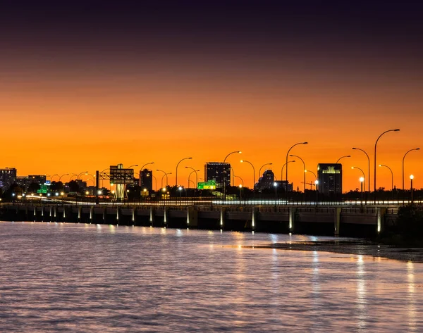 Belo Tiro Uma Ponte Urbana Iluminada Noite Fundo Pôr Sol — Fotografia de Stock