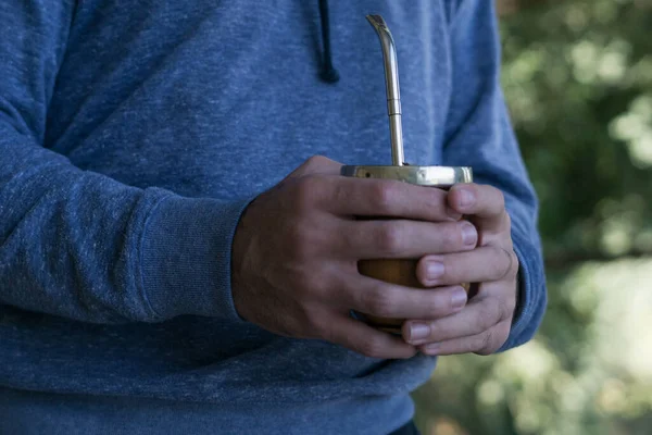 Closeup Shot Man Midsection Holding Mate Caffeine Rich Infused Drink — Stock fotografie