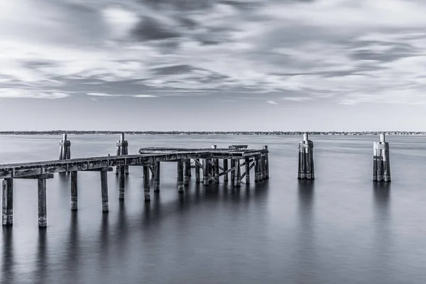 Gråskala Vacker Träpir Havet Bakgrunden Den Molniga Himlen — Stockfoto