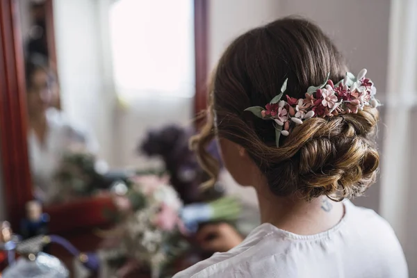 結婚式の準備をしている美しい花嫁のクローズアップショット — ストック写真