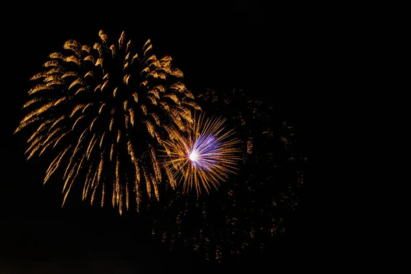カラフルな花火の爆発と暗い空 — ストック写真