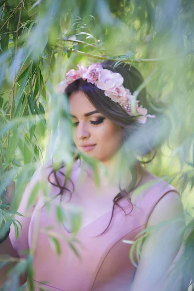 Retrato Uma Atraente Mulher Caucasiana Vestindo Uma Faixa Floral Vista — Fotografia de Stock