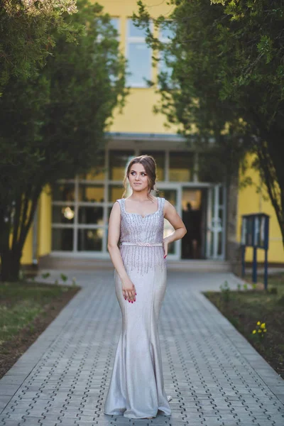 Привлекательная Белая Женщина Элегантном Длинном Серебряном Платье Позирующем Парке — стоковое фото
