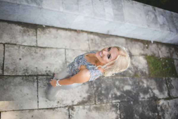 Een Mooie Blonde Blanke Vrouw Met Een Zilveren Avondjurk Poserend — Stockfoto
