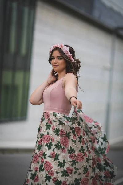 Μια Ελκυστική Καυκάσια Γυναίκα Φορώντας Ένα Κομψό Μακρύ Floral Φόρεμα — Φωτογραφία Αρχείου