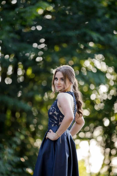 Koyu Mavi Elbiseli Ağır Makyajlı Beyaz Bir Kadın Parkta Mutlu — Stok fotoğraf