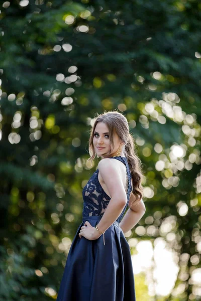 Una Hermosa Mujer Caucásica Con Vestido Azul Oscuro Maquillaje Pesado — Foto de Stock