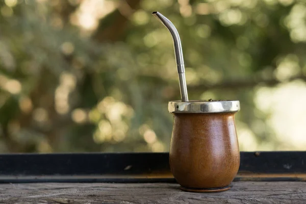 木の上に金属の藁で作られたパロサントの木のカップにマットカフェイン豊富な注入ドリンク — ストック写真
