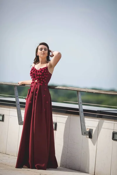 Una Giovane Donna Abito Sera Lungo Sorridente Posa Sul Balcone — Foto Stock