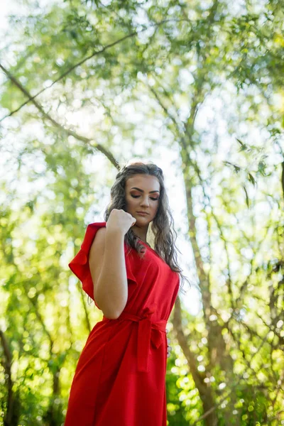 Eine Hübsche Kaukasische Frau Mit Rotem Kleid Die Unter Der — Stockfoto