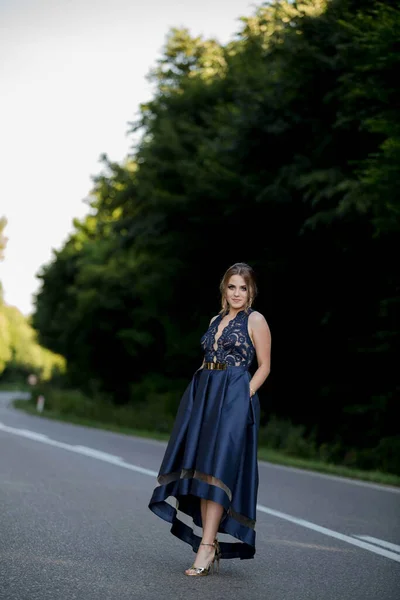 Eine Sexy Kaukasische Frau Mit Dunkelblauem Kleid Und Schwerem Make — Stockfoto