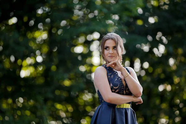 Una Atractiva Hembra Caucásica Con Elegante Vestido Azul Posando Parque — Foto de Stock