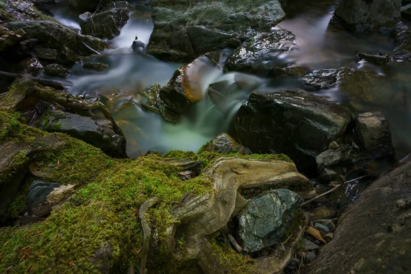 Tiro Ângulo Alto Uma Paisagem Com Pequena Cachoeira Através Grandes — Fotografia de Stock