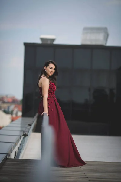 Una Mujer Joven Vestido Noche Largo Sonriendo Posando Balcón —  Fotos de Stock