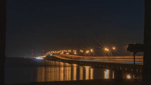 フロリダ州タンパでのガンディー橋の高角度ショット夜 — ストック写真