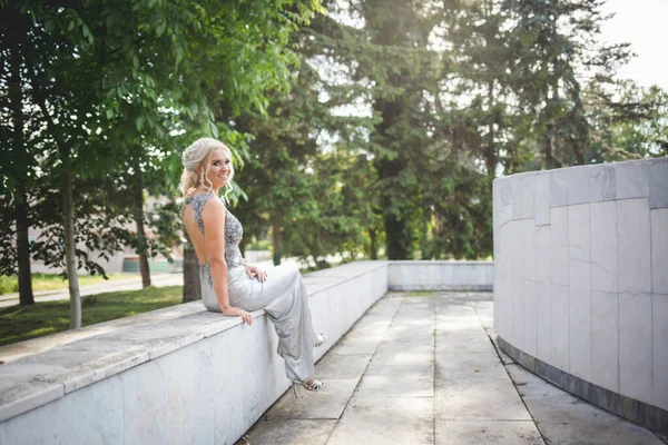 Pretty Blonde Caucasian Woman Silver Evening Dress Posing Park — 스톡 사진