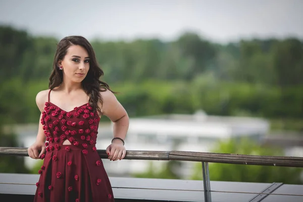 Uma Mulher Caucasiana Atraente Vestindo Vestido Bordô Longo Elegante Posando — Fotografia de Stock