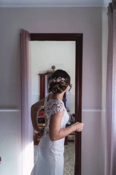 Eine Vertikale Aufnahme Einer Schönen Braut Die Sich Auf Die — Stockfoto
