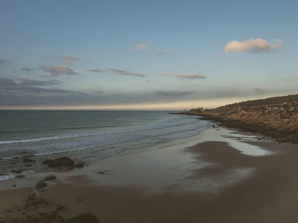 Une Vue Sur Littoral Sable Paisible Coucher Soleil — Photo