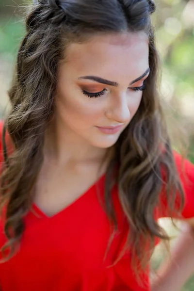 Uma Mulher Muito Caucasiana Com Vestido Vermelho Maquiagem Pesada Penteado — Fotografia de Stock