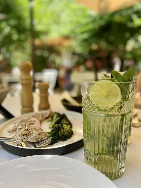 Vaso Mojito Refrescante Una Mesa Café Aire Libre — Foto de Stock