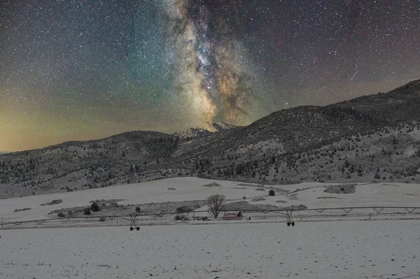 Uma Vista Hipnotizante Montanhas Cobertas Neve Sob Céu Estrelado Cênico — Fotografia de Stock